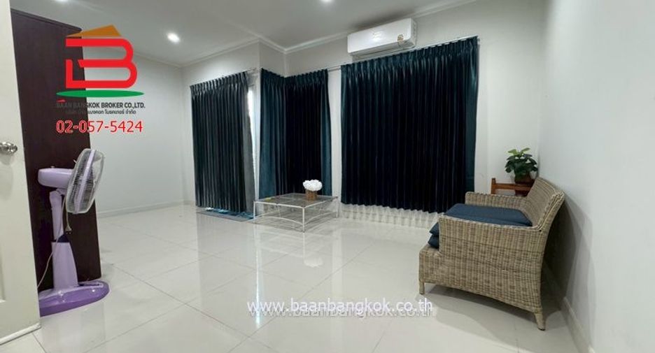 Casa adosada en alquiler y en venta de 4 habitaciones en Mueang Samut Sakhon, Samut Sakhon