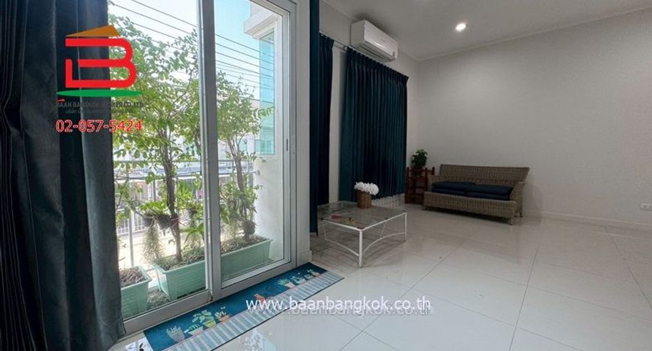 Casa adosada en alquiler y en venta de 4 habitaciones en Mueang Samut Sakhon, Samut Sakhon