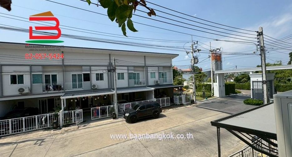 Casa adosada en alquiler y en venta de 4 habitaciones en Mueang Samut Sakhon, Samut Sakhon