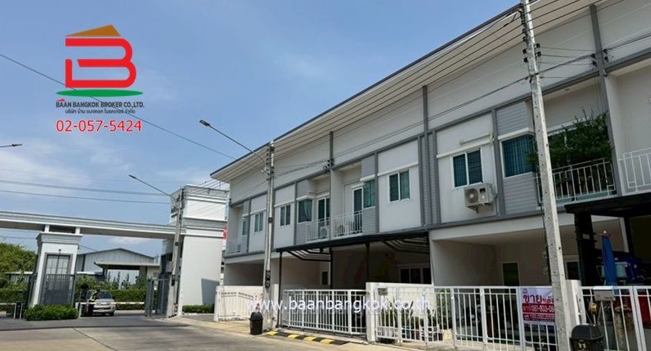 Casa adosada en alquiler y en venta de 4 habitaciones en Mueang Samut Sakhon, Samut Sakhon
