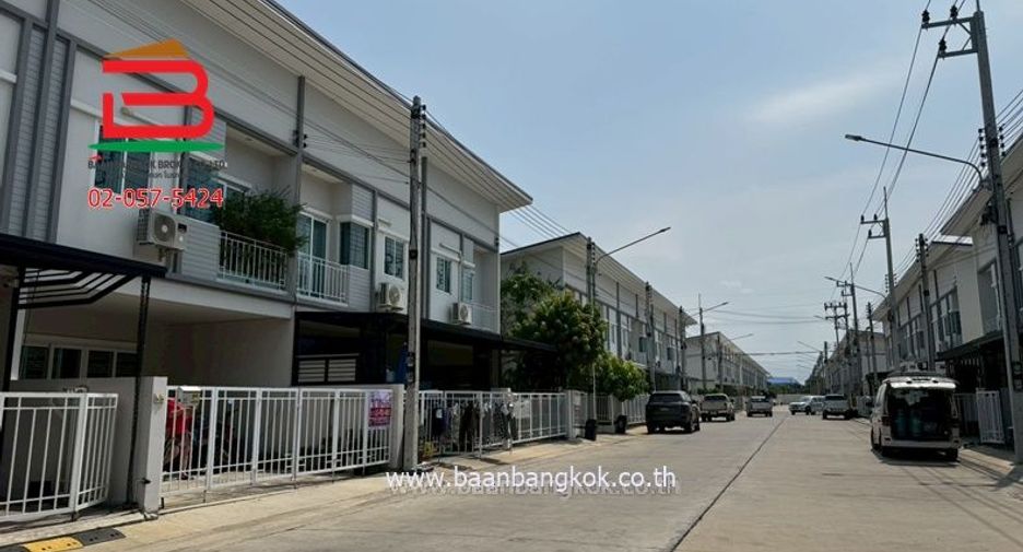Casa adosada en alquiler y en venta de 4 habitaciones en Mueang Samut Sakhon, Samut Sakhon