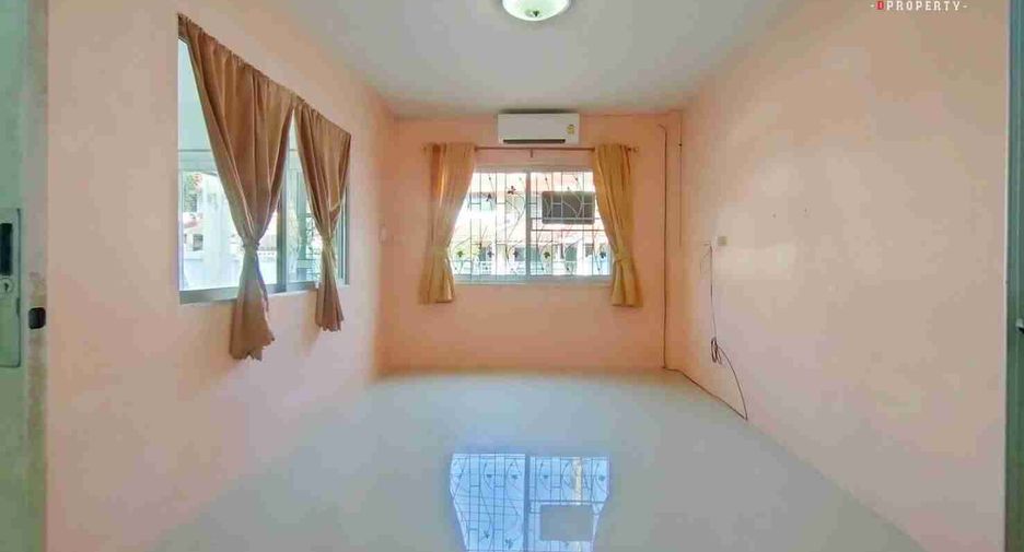 For sale 4 bedrooms townhouse in Mueang Samut Prakan, Samut Prakan