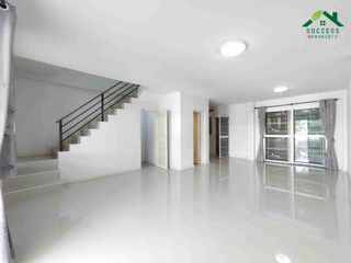 À vendre 3 chambres maison de ville à Si Racha, Chonburi