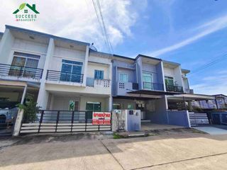 À vendre 3 chambres maison de ville à Si Racha, Chonburi