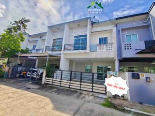 À vendre 3 chambres maison de ville à Si Racha, Chonburi