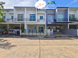 À vendre 3 chambres maison de ville à Si Racha, Chonburi