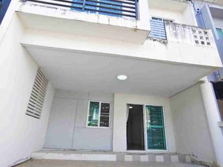 À vendre 3 chambres maison de ville à Si Racha, Chonburi