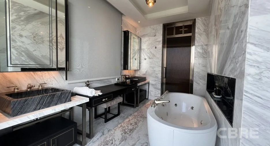 Condo en alquiler y en venta de 3 habitaciones en Khlong San, Bangkok