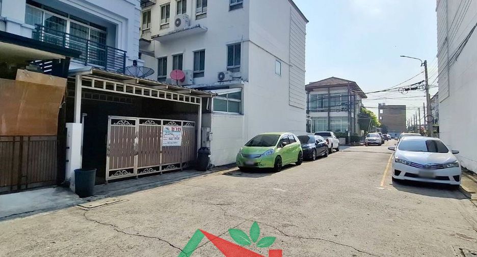 出售 3 卧室 联排别墅 在 Saphan Sung, 曼谷
