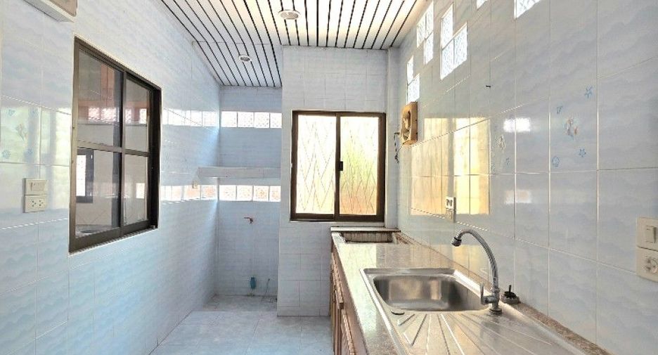 Casa en venta de 5 habitaciones en Si Racha, Chonburi