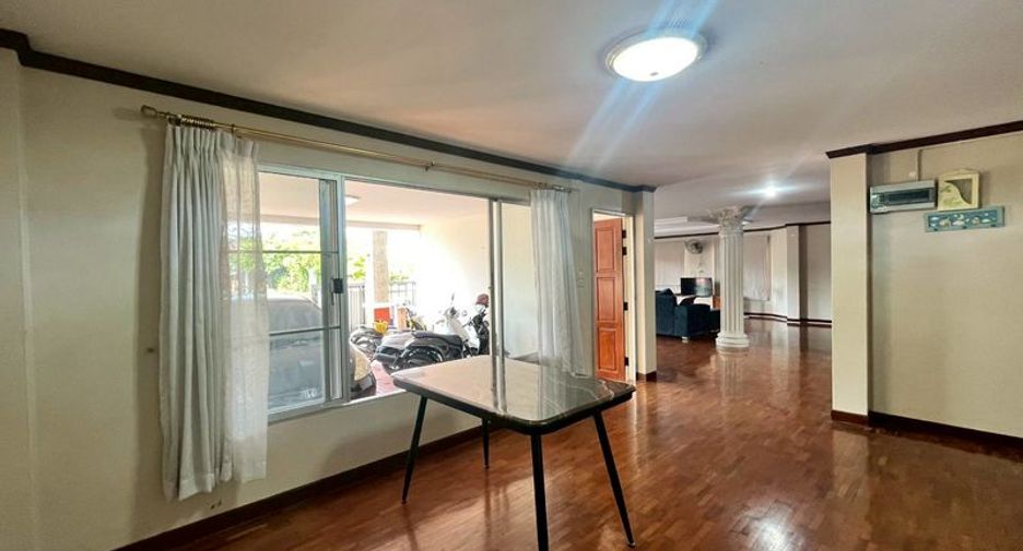 For rent 4 bedrooms house in Mueang Chiang Mai, Chiang Mai