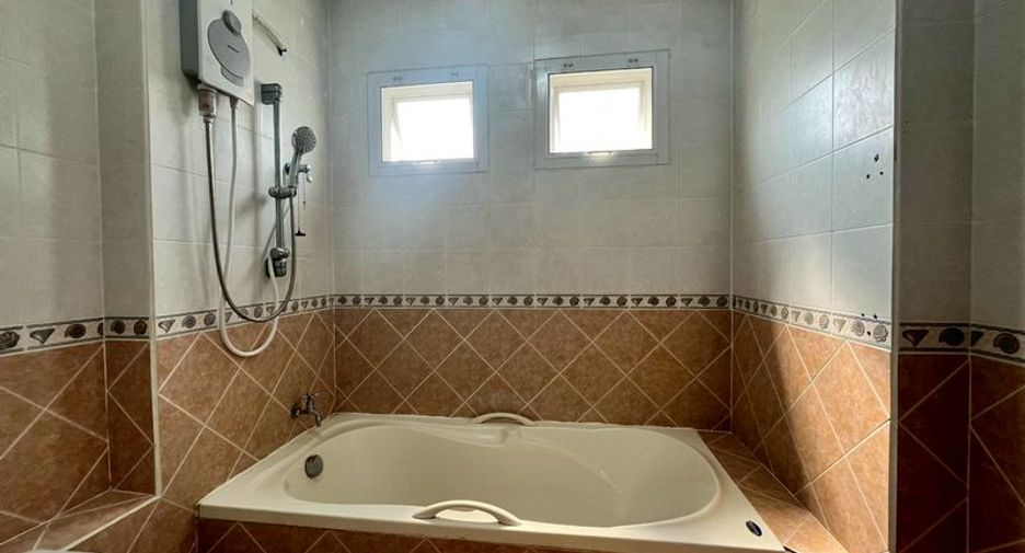 For rent 4 bedrooms house in Mueang Chiang Mai, Chiang Mai