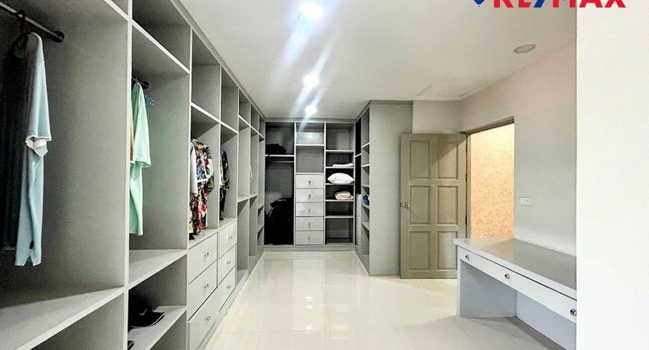 Haus zum Kauf mit 7 Zimmer in Sattahip, Chonburi