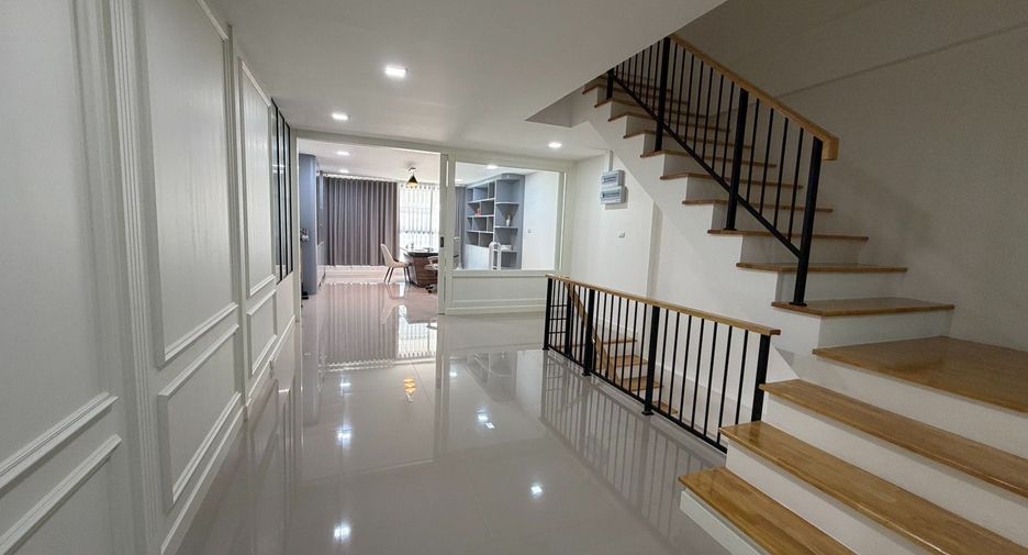 Reihenhaus zum Kauf mit 5 Zimmer in Chom Thong, Bangkok