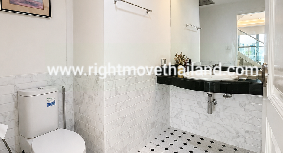 For sale 3 bedrooms condo in Watthana, Bangkok