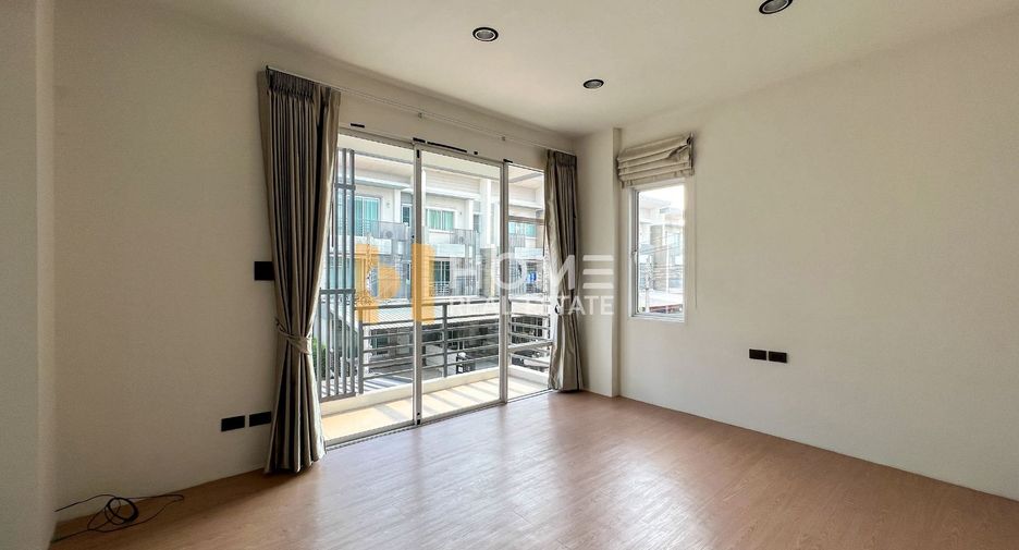 For sale 3 bedrooms townhouse in Bang Kapi, Bangkok