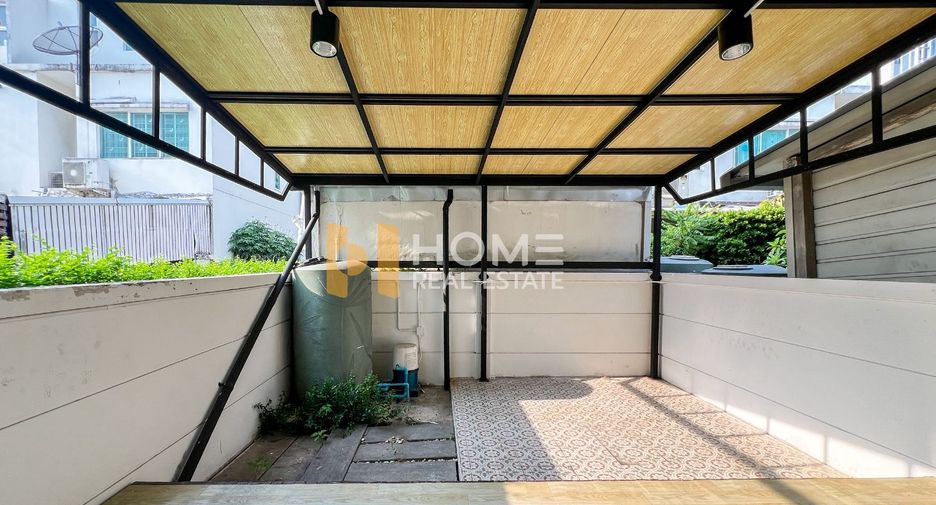 For sale 3 bedrooms townhouse in Bang Kapi, Bangkok