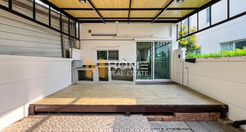 For sale 3 bedrooms townhouse in Bang Kapi, Bangkok