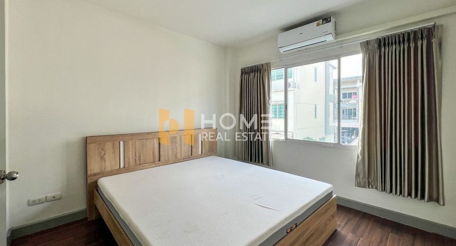 For sale 3 bedrooms townhouse in Bang Kapi, Bangkok