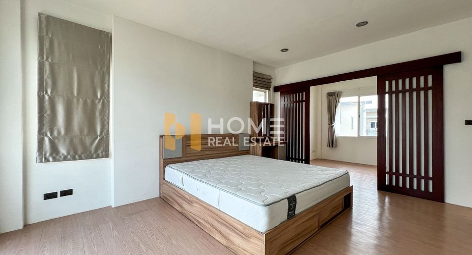 For sale 3 bedrooms townhouse in Bang Kapi, Bangkok