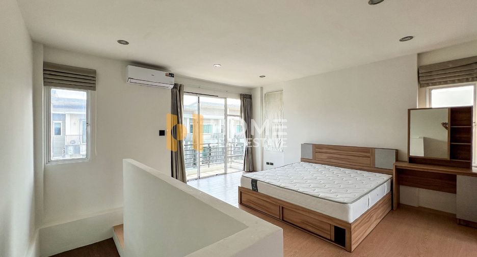 For sale 3 bedrooms townhouse in Bang Kapi, Bangkok
