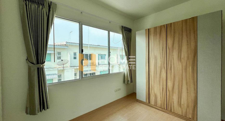 For sale 3 bedrooms townhouse in Bang Kapi, Bangkok