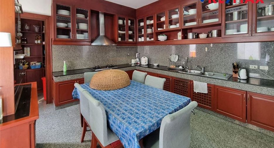 For sale 7 bedrooms house in Pratumnak, Pattaya
