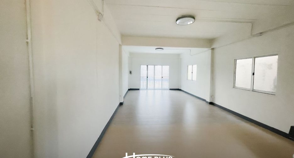 Casa adosada en venta de estudio en Lat Krabang, Bangkok