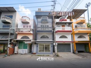 Casa adosada en venta de estudio en Lat Krabang, Bangkok