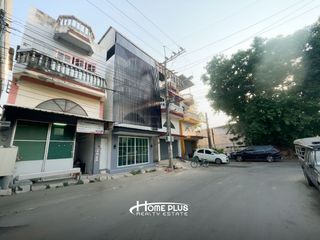 Casa adosada en venta de estudio en Lat Krabang, Bangkok