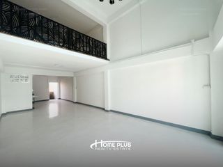 Casa adosada en venta de estudio en Lat Krabang, Bangkok