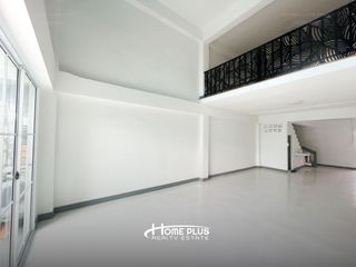 Casa adosada en venta de estudio en Lat Krabang, Bangkok