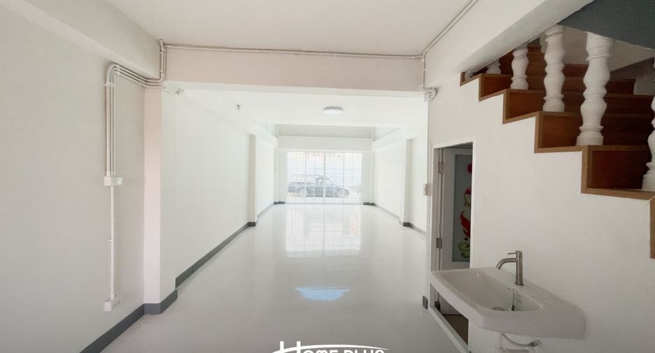 Casa adosada en venta de estudio en Lat Krabang, Bangkok