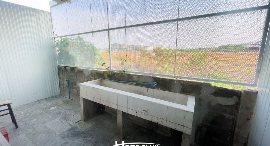 Casa adosada en venta de estudio en Lat Krabang, Bangkok