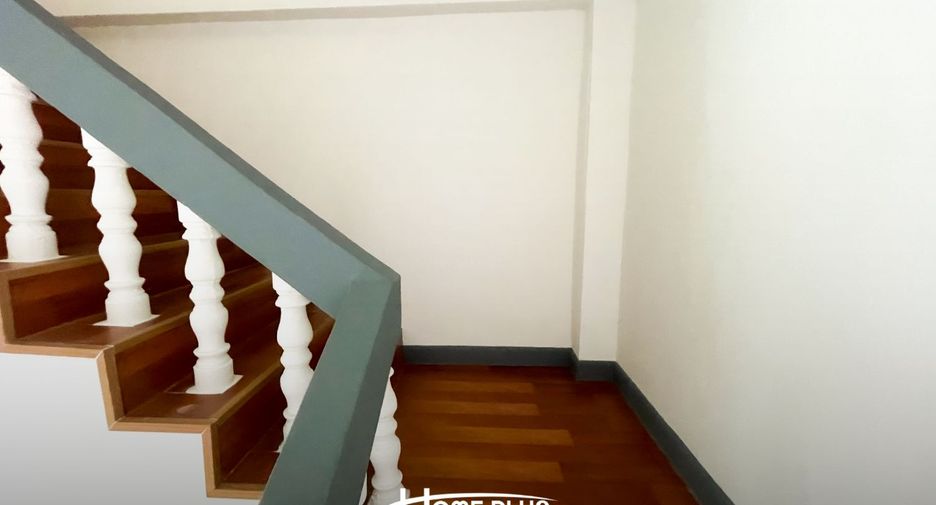 Casa adosada en venta de estudio en Lat Krabang, Bangkok