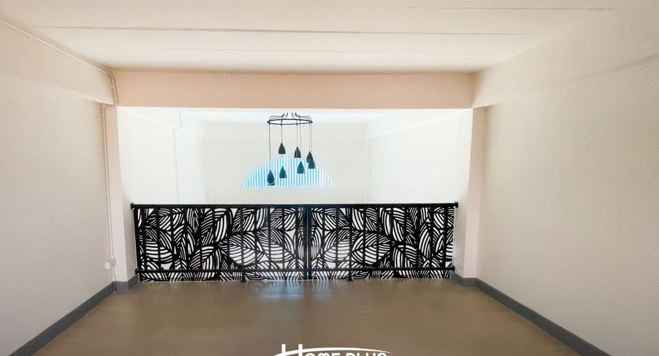 Casa adosada en venta de estudio en Lat Krabang, Bangkok