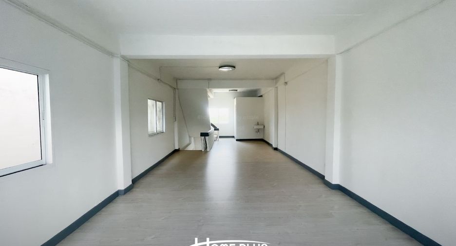 Casa adosada en venta de estudio en Lat Krabang, Bangkok