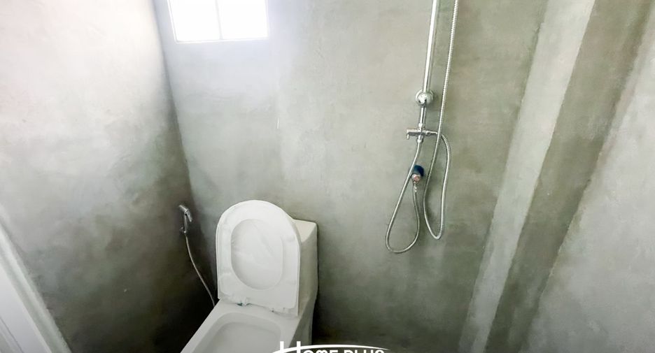 Casa adosada en venta de estudio en Lat Krabang, Bangkok