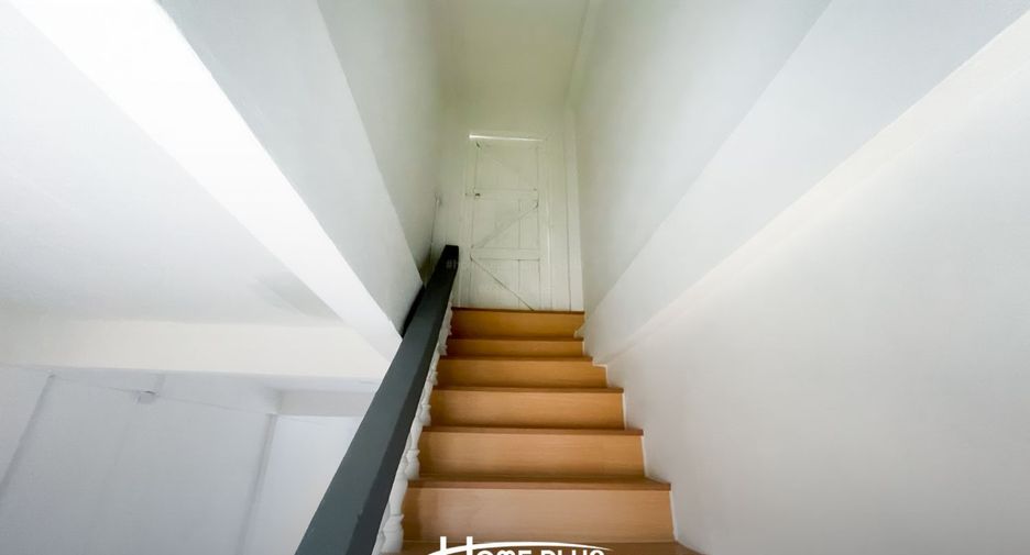 Casa adosada en venta de estudio en Lat Krabang, Bangkok