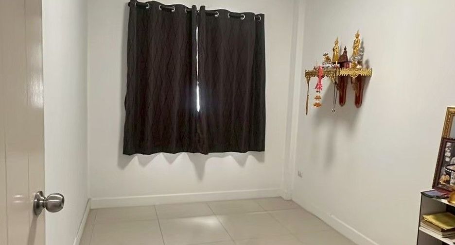 À vendre 3 chambres maison de ville à Mueang Chon Buri, Chonburi