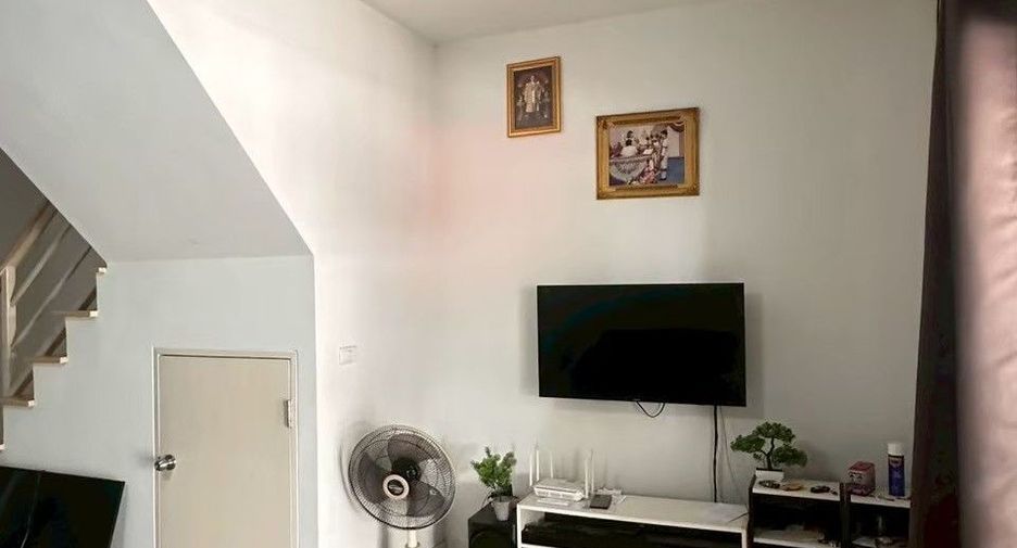 À vendre 3 chambres maison de ville à Mueang Chon Buri, Chonburi
