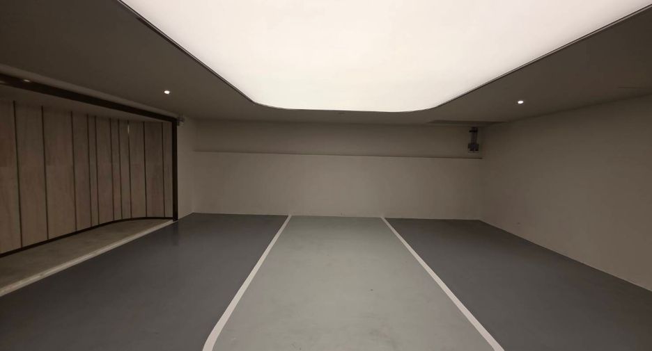 For sale 3 bedrooms condo in Khlong Toei, Bangkok