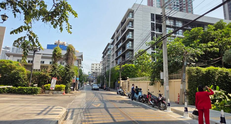 For sale 3 bedrooms condo in Khlong Toei, Bangkok