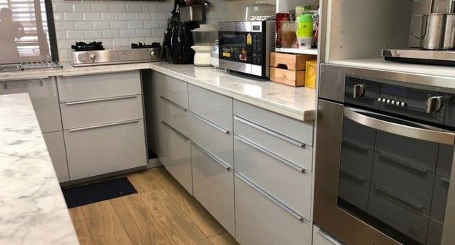 For rent 4 bedrooms retail Space in Khlong San, Bangkok