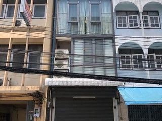 For rent 4 bedrooms retail Space in Khlong San, Bangkok