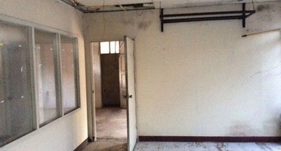 For sale 1 bed retail Space in Mueang Lamphun, Lamphun