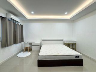 Reihenhaus zur Miete mit 2 Zimmer in Phra Khanong, Bangkok