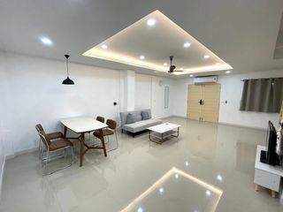 Reihenhaus zur Miete mit 2 Zimmer in Phra Khanong, Bangkok