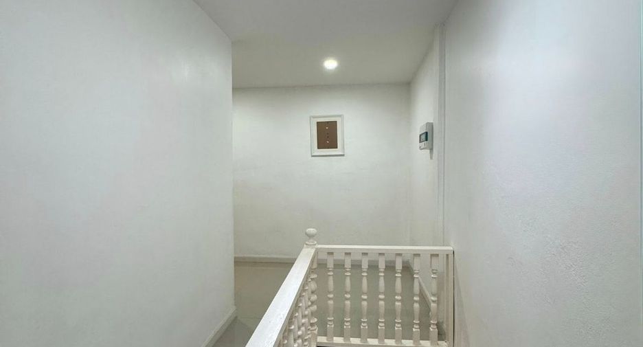 出租 2 卧室 联排别墅 在 Phra Khanong, 曼谷