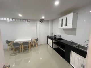 Reihenhaus zur Miete mit 2 Zimmer in Phra Khanong, Bangkok